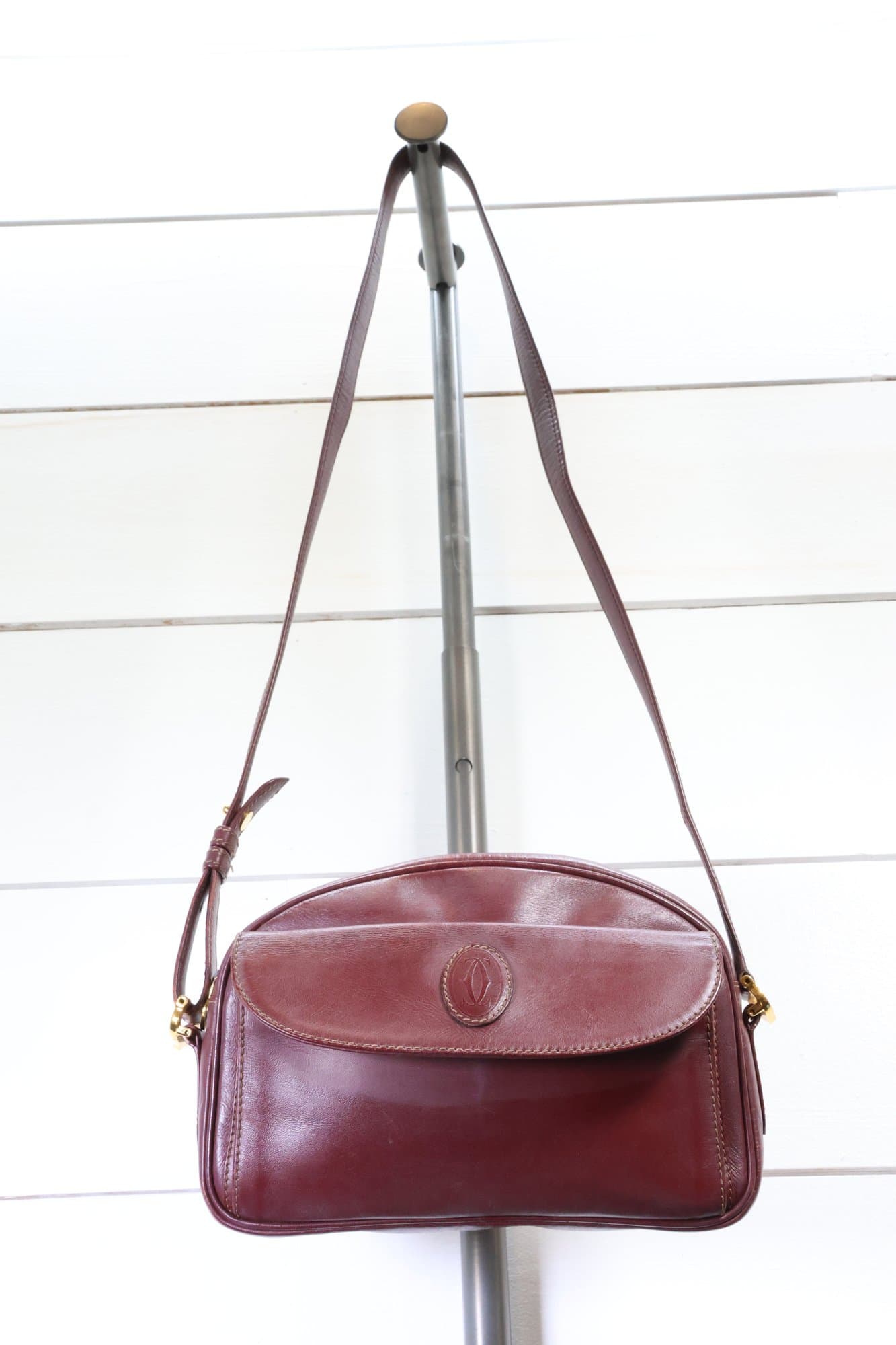 Cartier Must De Cartier Burgundy Leather Crossbody Shoulder Bag Handbag Purse handbags auction on bidia.ai