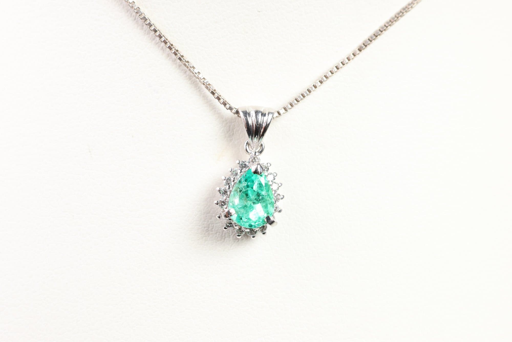 Platinum, Natural Colombian Emerald & Diamond Pendant 1.11ctw, Gemstone Jewelry Diamonds jewelry auction on bidia.ai