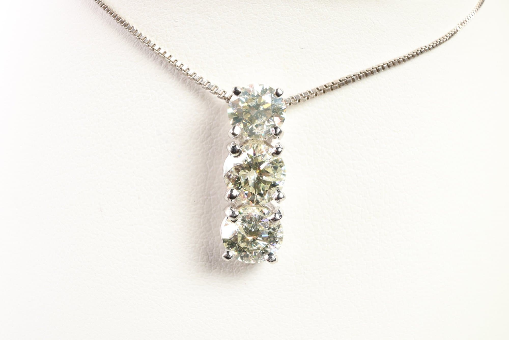 18k White Gold, Natural Diamond Pendant 1.86ct, Gemstone Jewelry Diamonds jewelry auction on bidia.ai