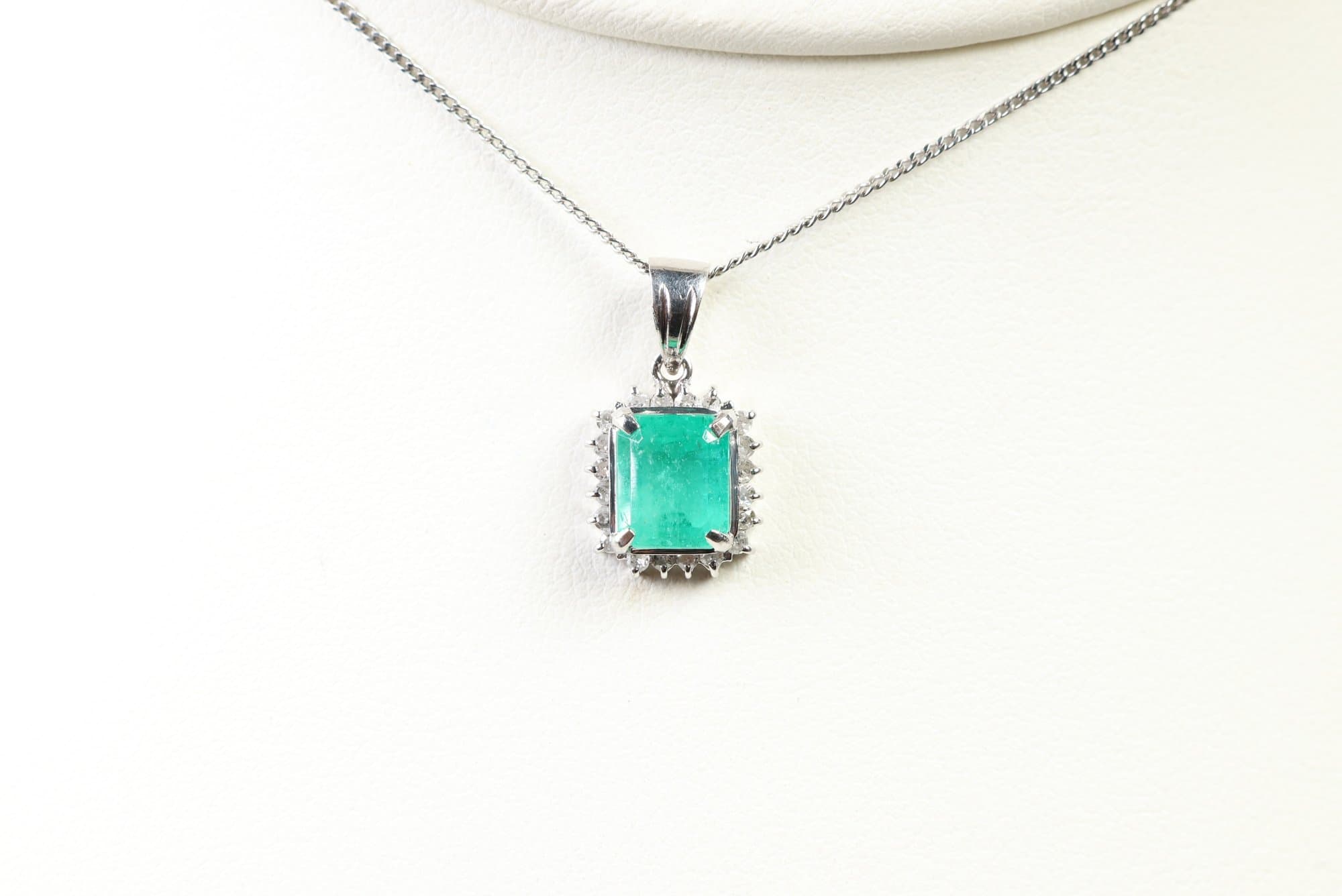Platinum, Natural Colombian Emerald & Diamond Pendant Necklace 1.36ctw, Gemstone Jewelry Diamonds jewelry auction on bidia.ai