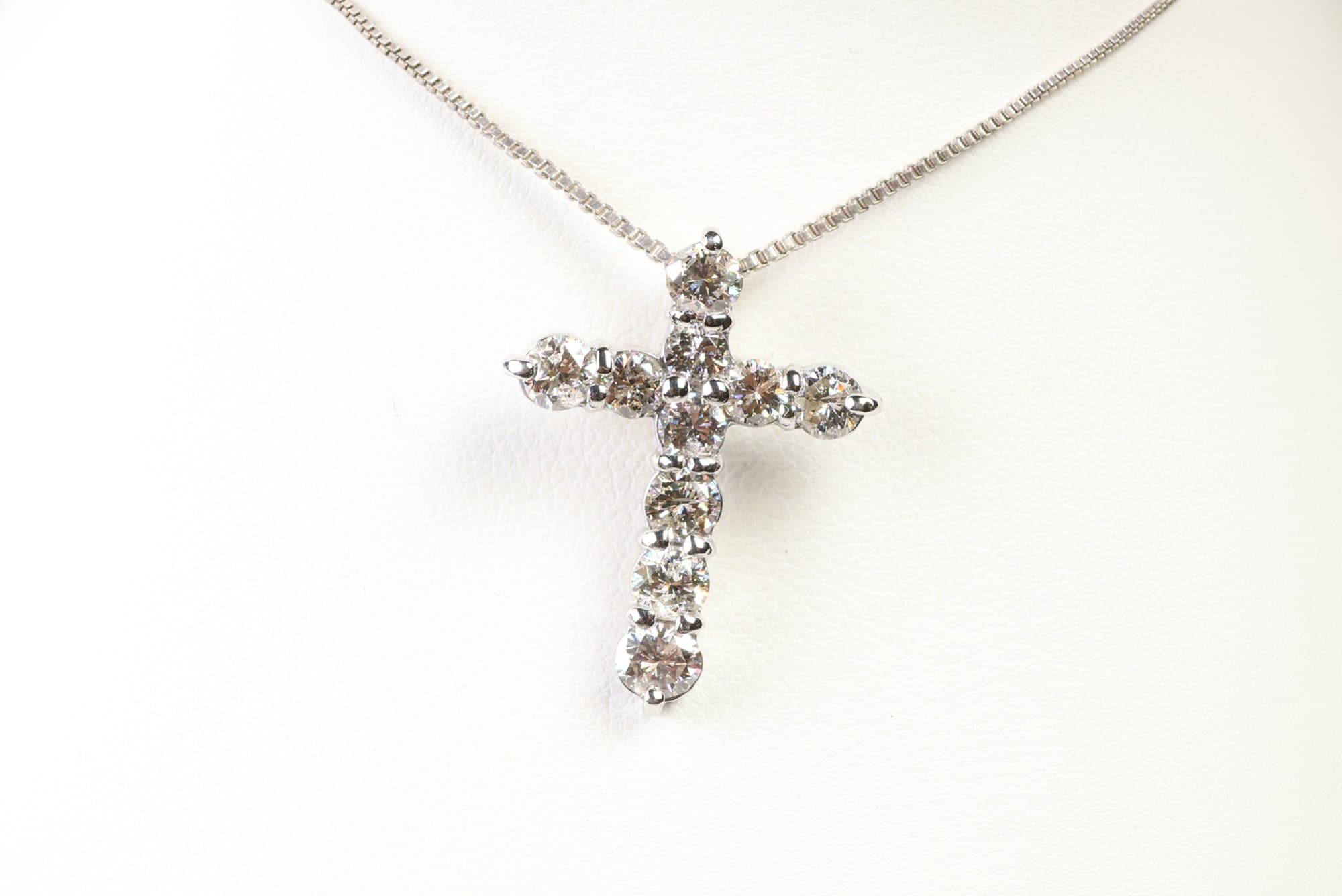 Platinum, Natural Diamond Cross Pendant 1.00ct, Gemstone Jewelry Diamonds jewelry auction on bidia.ai