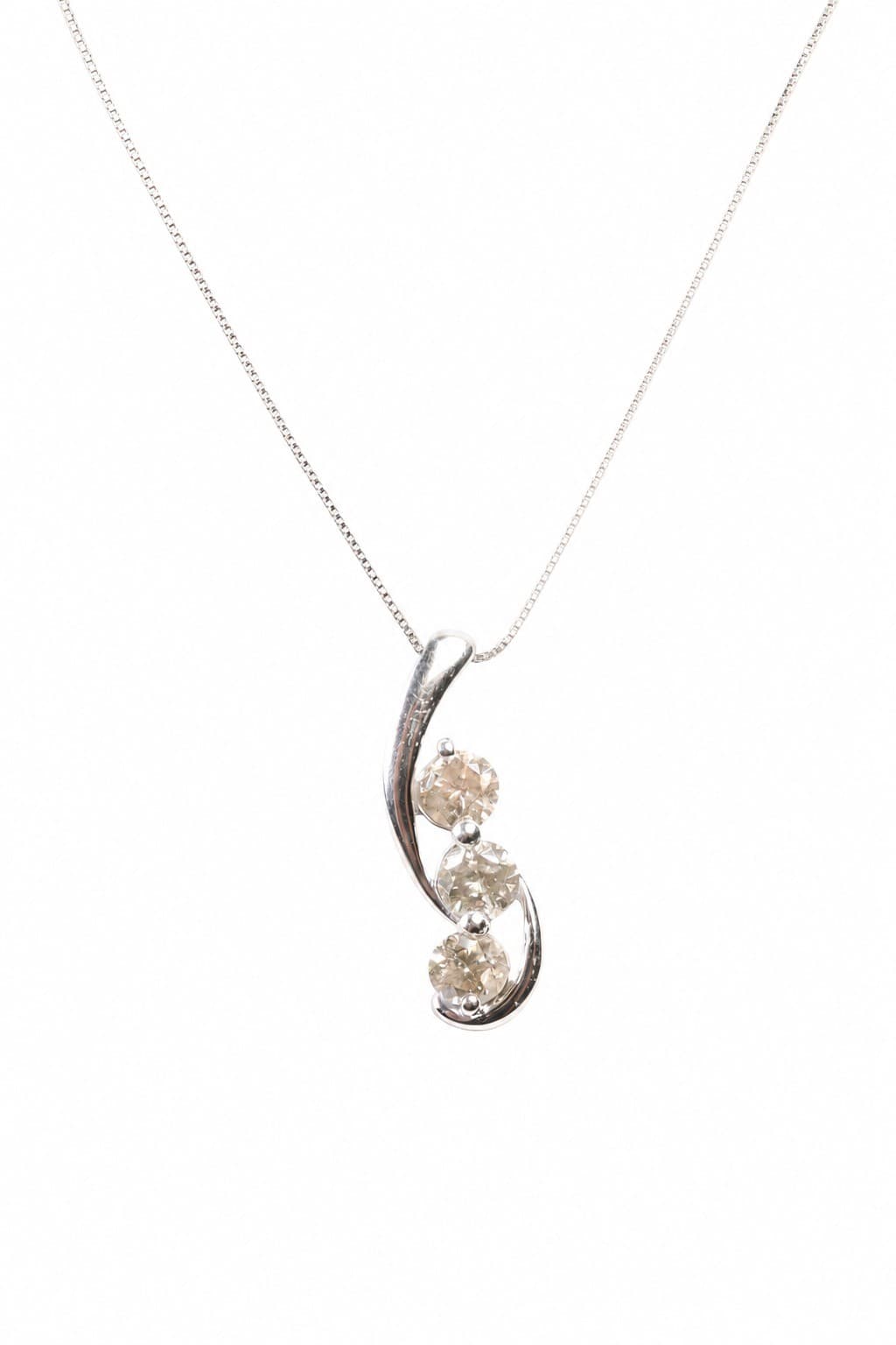 18k White Gold, Natural Diamonds Pendant 1.00ctw, 1.04 Grams Jewelry Gemstone Diamonds jewelry auction on bidia.ai