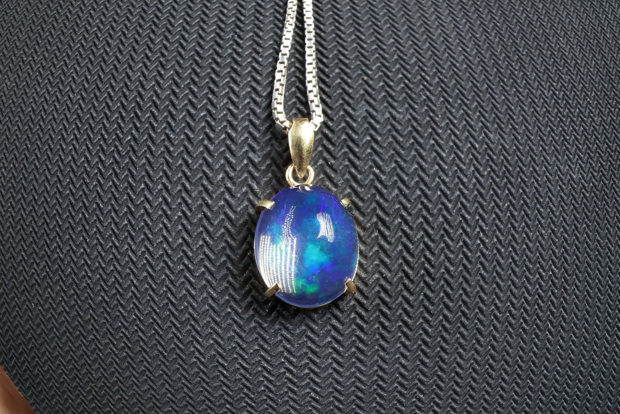 18k Yellow Gold, Natural Mexican Water Opal Pendant 2.93ct, Gemstone Jewelry jewelry auction on bidia.ai