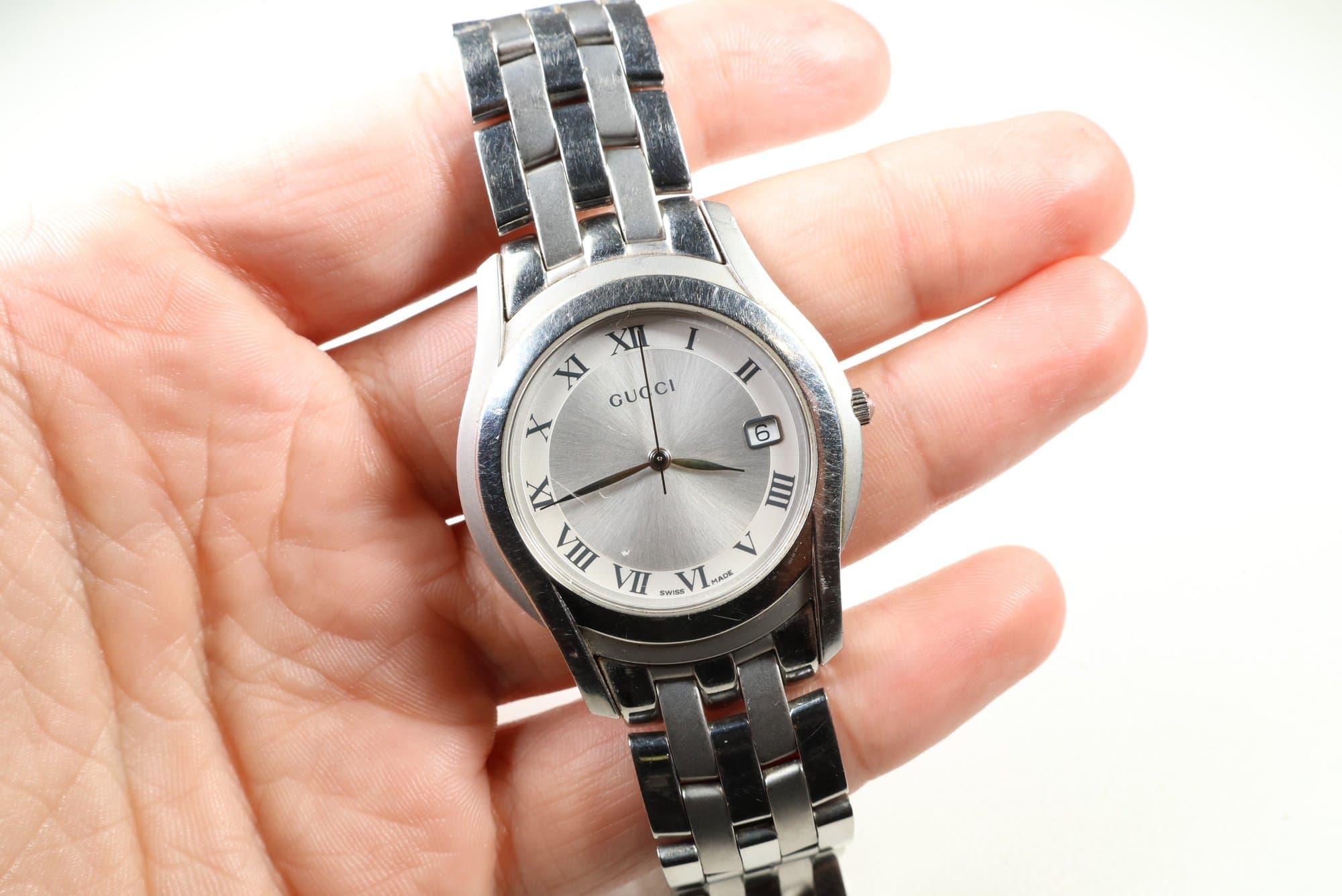Gucci 5500 M Stainless Steel Quartz Watch, Silver Roman Numeral Dial With Date watches auction on bidia.ai
