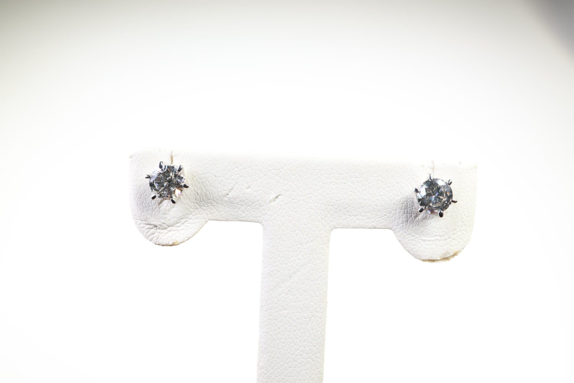 18k White Gold, Natural Diamond Stud Earrings 0.80ctw, Gemstone Jewelry Diamonds jewelry auction on bidia.ai
