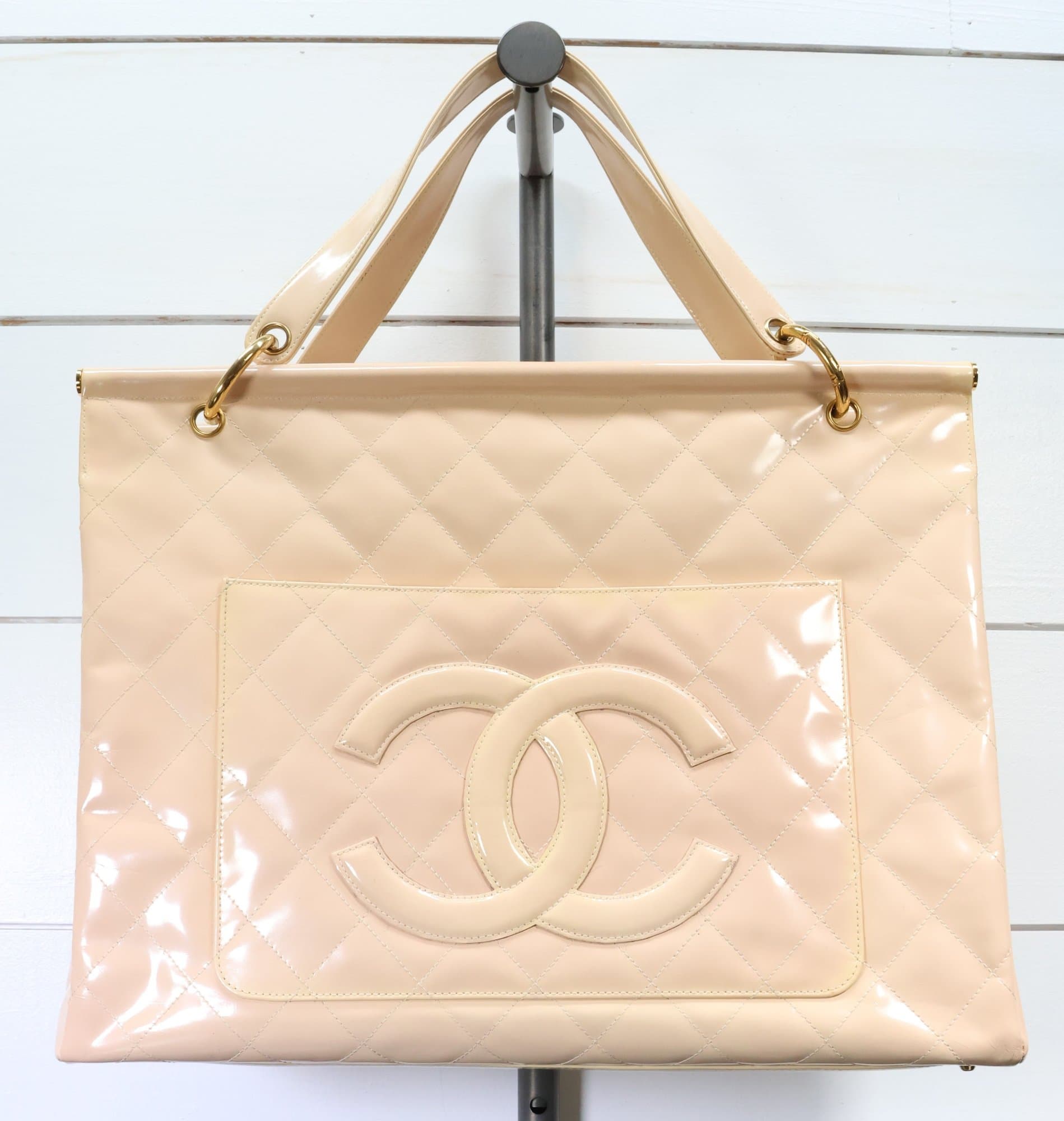 Chanel Cream Quilted Shoulder Tote Bag Purse Interlocking CC Logo handbags auction on bidia.ai