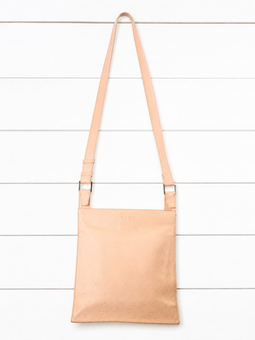 Loewe Beige Leather Flat Crossbody Messenger Bag Purse Shoulder Bag handbags auction on bidia.ai