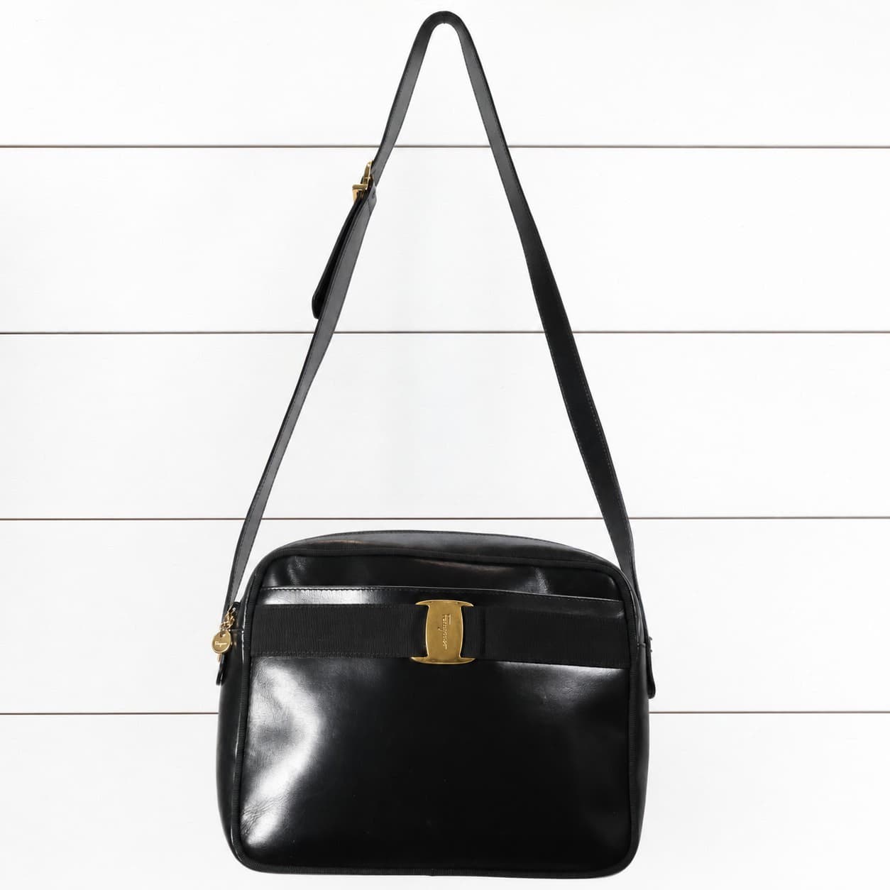 Salvatore Ferragamo Vara Bow Leather Shoulder Bag Crossbody Handbag Purse Black handbags auction on bidia.ai